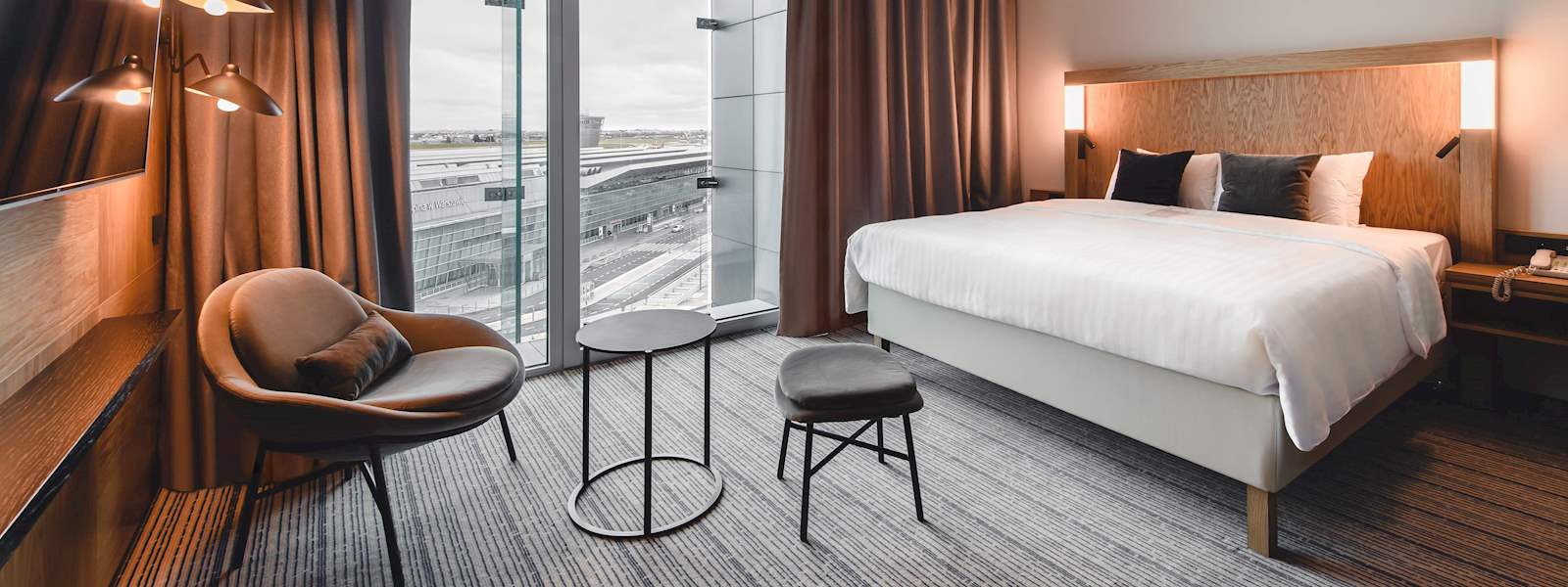 Widok na hotel od strony Lotniska Chopina w Warszawie