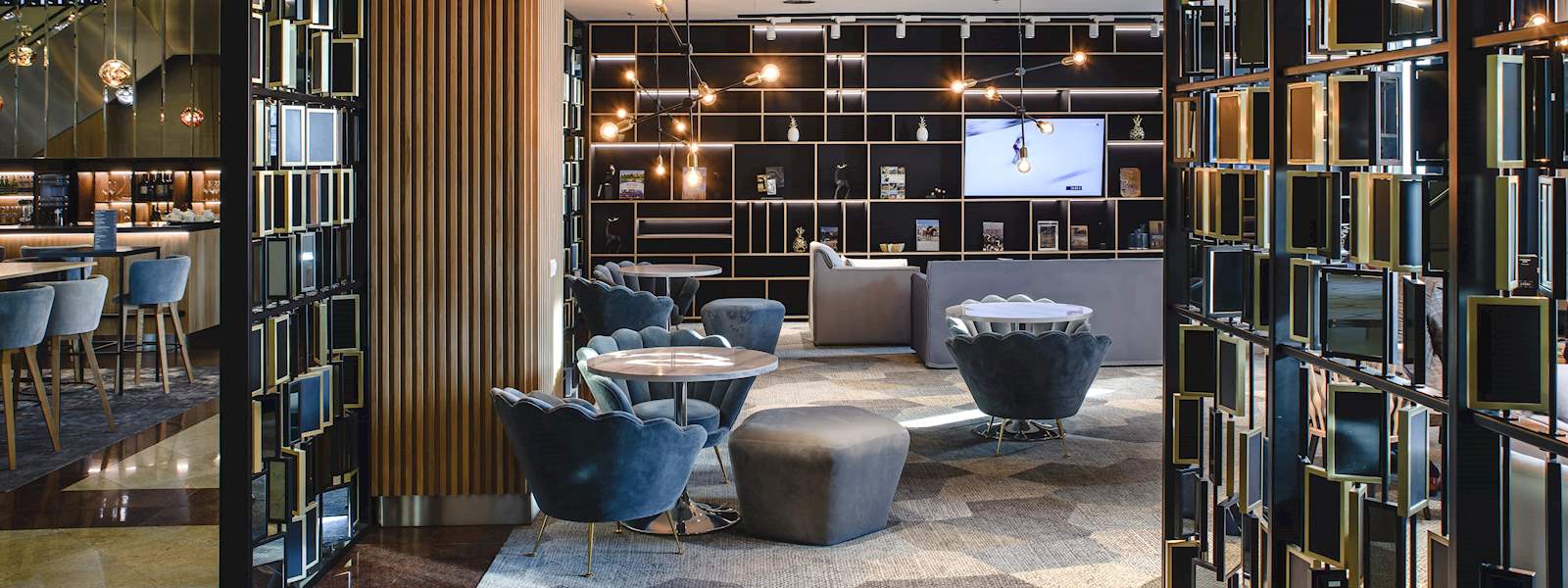 Widok na hotel od strony Lotniska Chopina w Warszawie