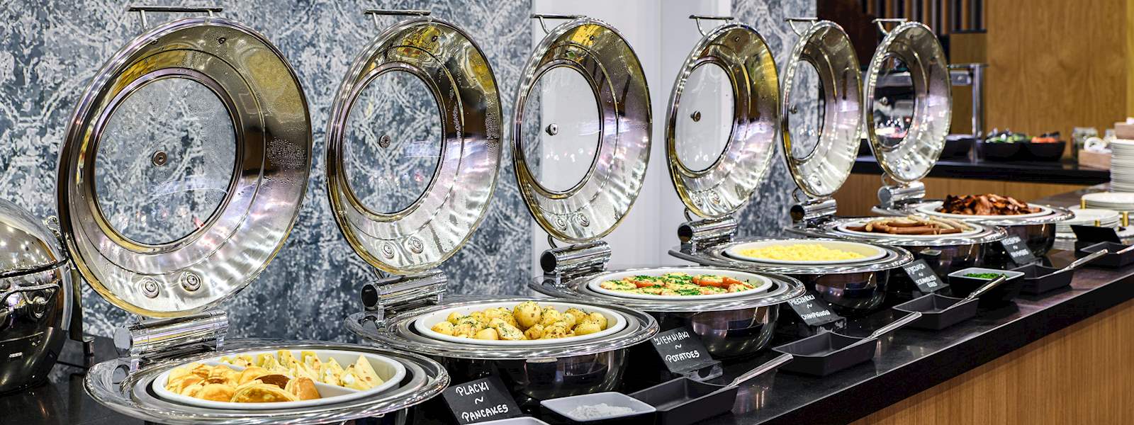 Widok na hotel od strony Lotniska Chopina w Warszawie