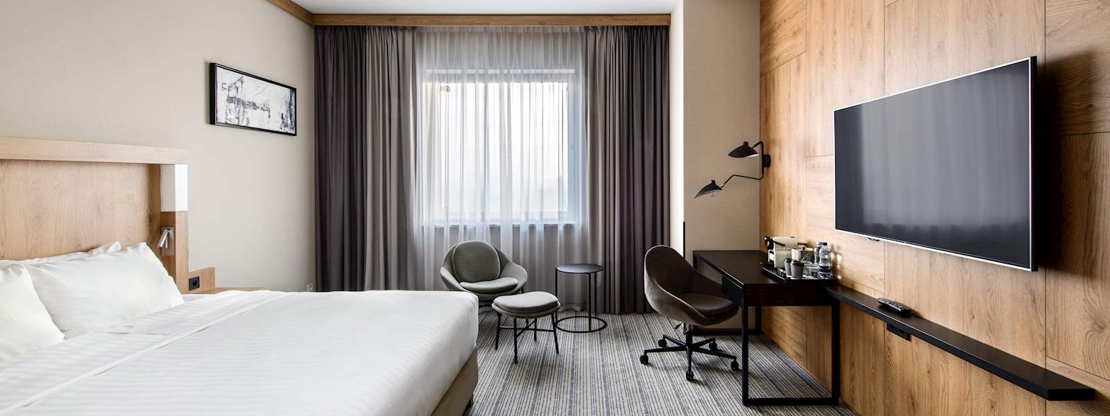 Widok na hotel od strony Lotniska Chopina w Warszawie