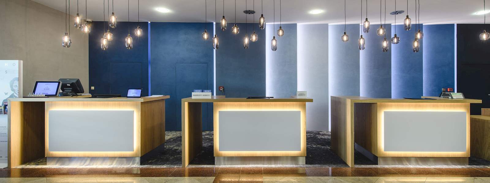 Widok na hotel od strony Lotniska Chopina w Warszawie