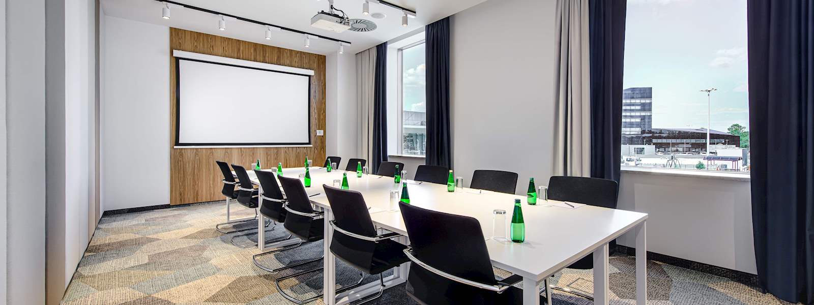 Widok na hotel od strony Lotniska Chopina w Warszawie