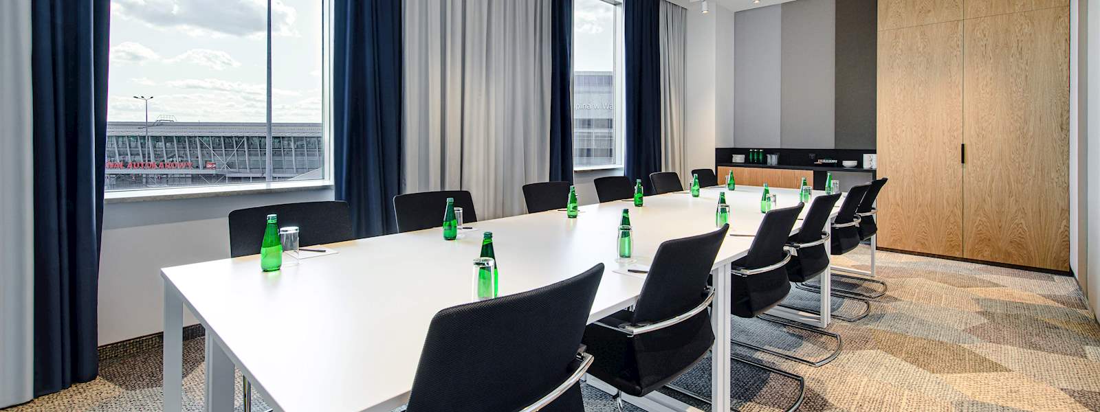 Widok na hotel od strony Lotniska Chopina w Warszawie